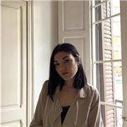 Profesora de diseño gráfico con experiencia en agencia de publicidad. Mundo offline y digital